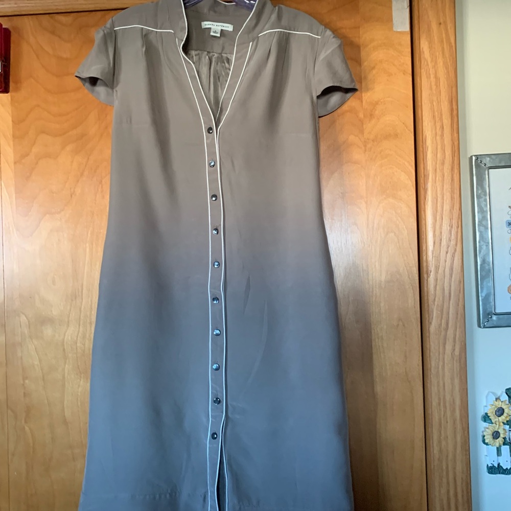 This Banana Republic is made of 100% silk.